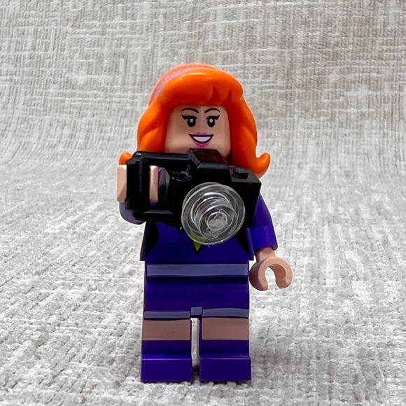 LEGO Daphne Blake Minifigure 75904 Scooby-Doo Mystery Mansion Retired scd004